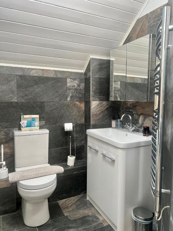 Modern Cotswold W Hot Tub Holiday home