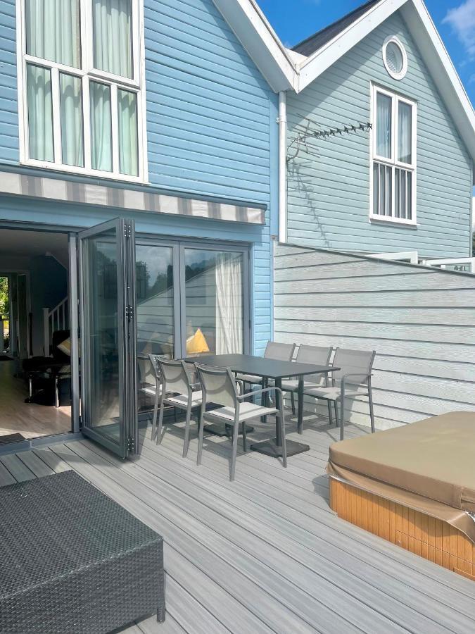 Modern Cotswold W Hot Tub Holiday home *