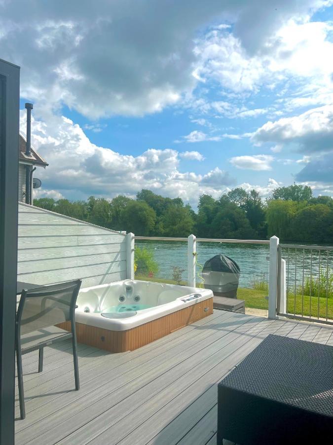 Modern Cotswold W Hot Tub *